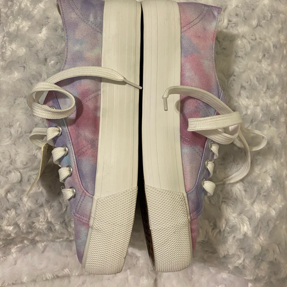 Mudd Ladies Beyley Tie Dye Pink Lace Up Sneakers - NWOT - 7 1/2 - Picture 3 of 10